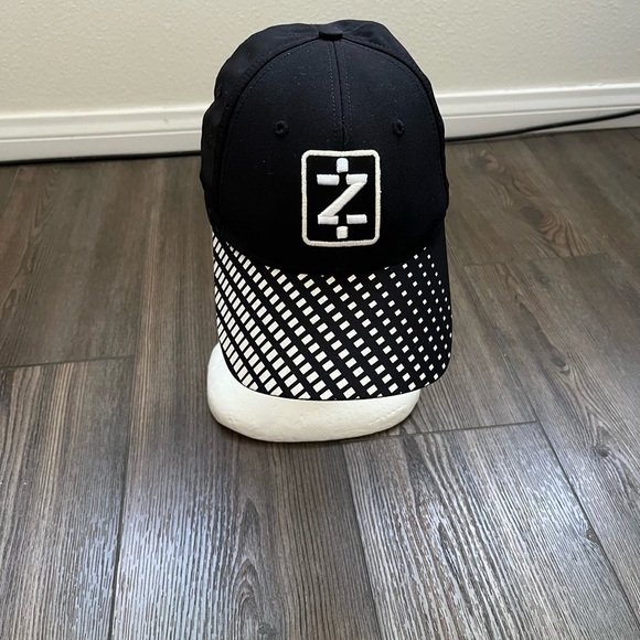 Izod Black and White Cap - Picture 6 of 9